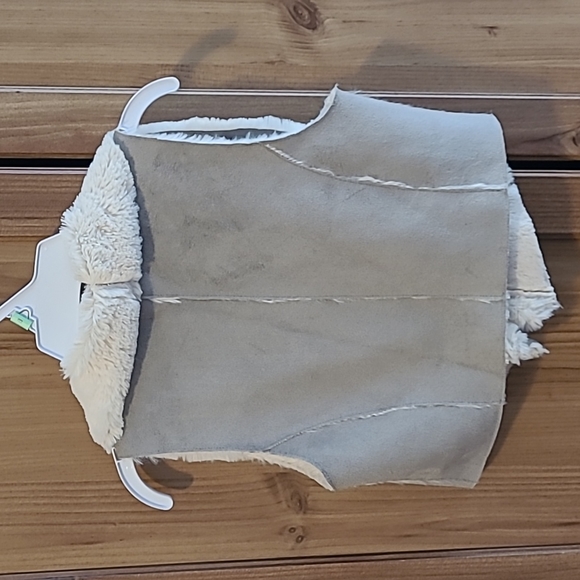 Gils Faux Fur Vest GUC Grey w/ Cream Fur, Button Closure. SIZE 8 - Picture 4 of 4